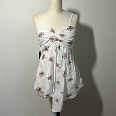 This Is A Beautiful 100% Cotton Tank By Boutique Brand Doe & Rae. It Features Cute Red And Pink Embroidered Flowers With Greenery. Smocked Back For Ease Of Fitting Many Different Sized Busts. Fully Lined. Adjustable Straps Brand New With Tags Marked Size Small Bust: 16” Flat Unstretched Length:26” (Can Be Adjusted) ? Leave A Comment Below! Holiday Sleeveless Cotton Top, Sleeveless Tops For Spring Holiday, Cute Holiday Tops For Spring, Cute Tops For Spring Holiday, Cute Spring Holiday Tops, Feminine White Tops With Sweetheart Neckline, Summer Floral Print Top With Sweetheart Neckline, Summer Floral Print Tops With Sweetheart Neckline, Spring Cotton Tops With Sweetheart Neckline