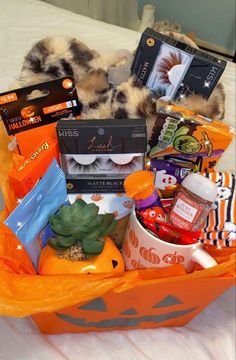 Spooky Basket ideas for girlfriend/friend/cousin Spooky Halloween Gifts, Fall Gift Baskets, Halloween Treats For Kids