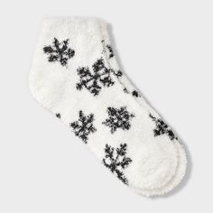 Wrap your feet in warmth and comfort with the Women's Snowflake Cozy Low Cut Socks - Auden™ 4-10. These soft, snug socks feature a playful snowflake pattern that adds a fun touch to your loungewear. Perfect for chilly days or relaxing at home, they’re made to keep your feet warm all day long. With a comfy fit and a bit of flair, these socks are a cozy essential for your wardrobe. Auden™: Fit for you in every way. Warm Cream Socks For Winter, Soft Indoor Socks For Winter, Comfortable White Indoor Socks, Comfortable Cream Winter Socks, Cozy Cream Winter Socks, Comfortable Cream Socks For Winter, Super Soft White Winter Socks, White Cozy Comfortable Socks, Cozy Warm White Socks