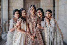 Bride Friends Poses, Family Photo Poses Wedding, Bridemaid Photos With Bride, Squad Poses, Squad Pics