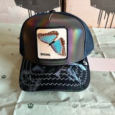 Goorin Bros Trucker Hat Social Butterfly Animal Farm New With Tag Casual Silver Snapback Hat, Silver Casual Snapback Hat, Casual Silver Hat, One Size Fits Most, Casual Silver Hat One Size, Silver Casual Hat, Casual Silver Hat, Novelty Snapback Trucker Hat For Streetwear, Goorin Bros Hats Men, Goorin Bros