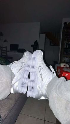 Nike Shox White, Shox Nike, Baggy Outfit Ideas, Trendy Shoes Sneakers, Pretty Shoes Sneakers, All Nike Shoes, Culture Magazine, Zara Fashion