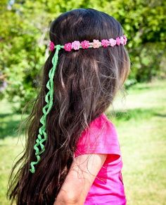 Looking for a perfect accessory to go with her dress, a photography prop, a last minute gift? What about a headband or a princess garland?Sizes: based on head circumference XS: 16-17" S: 18-19" M: 19-21" L: 21-22.5"Suggested yarn: This pattern is suitable for almost any fingering weight yarn. Cotton, merino or their blends are recommended.The pattern include: - headband with a button closure - headband with a tie closure - garland headband - 4 flowers to choose from (3 sma... Crochet Scrunchies, Hair Garland, Headband Crochet, Crochet Jewellery, Crocheted Hat, Loom Knit, Mode Crochet, Crochet Headband Pattern, Crochet Hair Accessories