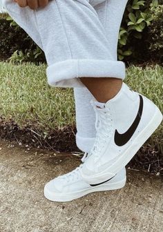 Nike Blazer Outfit, Sneaker Outfits, Sneaker Trend, Trendy Shoes Sneakers, All Nike Shoes, Streetwear Mode, Blazer Outfit, Fresh Shoes, Hype Shoes