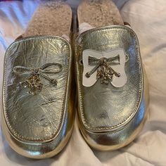 Nwt Tory Burch Charm Shearing Mule’s Are Gold/Buttermilk In Color. No Flaws To Mention As They’re Brand New Tory Burch Mules, Tory Burch Wedges, Tory Burch Espadrilles, Formal Pumps, Black Clogs, Suede Clogs, Wooden Clogs, Platform Clogs, Suede Mules