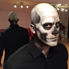 Man Skull Makeup, Costume Halloween Homme, Skeleton Face Makeup, Skeleton Face Paint, Scary Clown Costume, Skull Makeup Tutorial, Skull Face Paint, Bald Cap