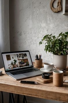 Gestalten Sie Ihr Home-Office kreativ mit Pflanzen, inspirierenden Bildern und einem stylischen Holzschreibtisch! Ideal für Ihre Pinterest-Inspiration! 🌿🖼️ #CreativeWorkspace