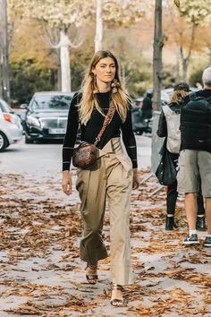 80+ Best Women Cargo Pants Outfit Ideas 2023: How To Wear This Pant Fashion Trend Women Cargo Pants Outfit, Fall Outfits Women 20s, Outfit Ideas 2024, Emerging Designers Fashion, Women Cargo Pants, Cargo Pants Outfit, Paris Fashion Week Street Style, Outfits 2017, Summer Fashion Dresses