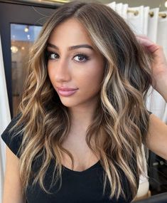 Face-Framing Blonde Pieces for Brunette Hair Partial Blonde Highlights, Hair Colour Inspiration, Dark Brown Hair With Blonde Highlights, Warm Blonde Highlights, Brunette With Blonde Highlights, Chunky Blonde Highlights, Blond Beige, Warm Brown Hair, Balayage Blond