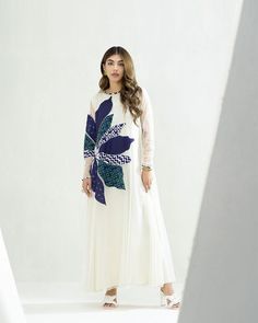 Stylish Kurtis Design, Gaun Fashion, Dress Design Patterns, Gilet Long, Ivory Dress, Simple Pakistani Dresses, Designer Dresses Casual, Boutique Dress Designs, Embroidery Designs Fashion