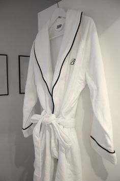 White Bath Robe Aesthetic, Bath Robe White, White Bath Robe, White Bathrobe Aesthetic, Bathroom Robe Aesthetic, Hotel Robe Aesthetic, White Robe Aesthetic, Bath Robe Aesthetic, Bathrobe Aesthetic