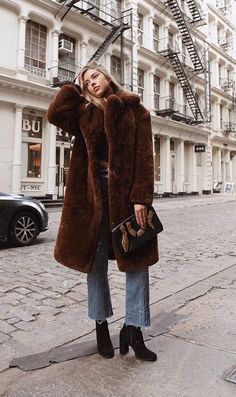 Brown Fur Coat Outfit, Fur Coat Street Style, Brown Coat Outfit, Brown Fur Coat, Fur Coat Outfit, Winter Coat Outfits, Fall Fashion Coats, Millennials Fashion, Oufits Casual