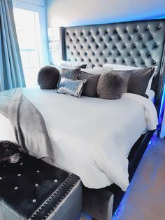 Gray and white bed decor Bed With White Comforter, White Bed Decor, Gray And White Bed, Decorated Apartments, Apartment Fever, Luxury Room