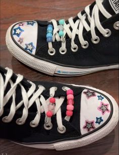 Converse Ideas Beads, Tv Girl Converse, Converse Shoe Ideas, How To Put Beads On Shoe Laces, Converse With Beads On Laces, Converse Shoe Art, Converse Beads On Laces, How To Decorate Converse, Converse Ideas Diy