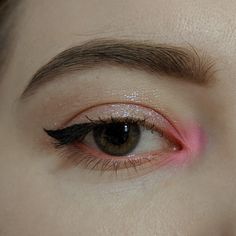 Easy Colourful Eyeshadow, Minimal Colorful Makeup, Disneyland Makeup Ideas, Colorful Minimal Eye Makeup, Minimal Pink Eye Makeup, Colorful Eye Makeup Y2k, White Eye Makeup, Bentuk Alis, Pink Eyeliner