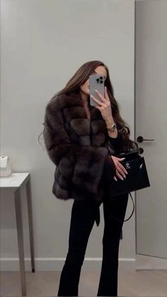 Nyc Club Outfit, Elegant Autumn Outfit, Fur Jacket Outfit, Fur Outfit, Dramatic Style, Mink Coat, Russian Fashion, Classy Women, Mode Inspiration