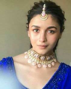 Alia Bhatt Jewellery, Lehenga Hairdo, Lengha Aesthetic, Bollywood Makeup Looks, Parlour Makeup, Hairstyle Saree, Alia Bhatt Hairstyles, Lengha Blouse Designs