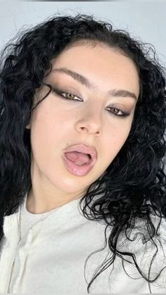 Charli Xcx Hairstyle, Eartheater Aesthetic, Charli Xcx Costume, Charli Xcx Halloween Costume, Sweat Tour Makeup, Charli Xcx Hair, Brat Makeup Charli, Brat Makeup Look, Charli Xcx Nails