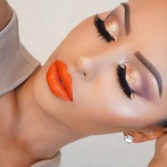 Makeup Ojos, Orange Lipstick, Gold Eye Makeup, Orange Lips, 2019 Makeup, Gold Eyeshadow, Beauty Make-up, Gold Eyes, Lipstick Makeup