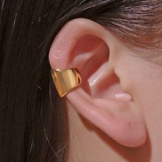 Check out these ultra-cool Dolly Ear Cuffs that are all the rage! Made with polished metal, these ear bone clips are a dream for both men and women.Think punk meets retro with a geometric twist! The wide version of these clips is edgy, bold, and screams style. Best part? No piercings needed! Just clip 'em on and you're ready to rock. Find your inner rebel with these Dolly Ear Cuffs! Made with polished metal, these ear bone clips are both stylish and versatile for both men and women. With a punk- Pink Cowboy Hat, Skull Hand, Mini Earrings, Fake Piercing, Gold Ear Cuff, Ear Earrings, Silver Ear Cuff, Ear Cuff Earings, Estilo Punk