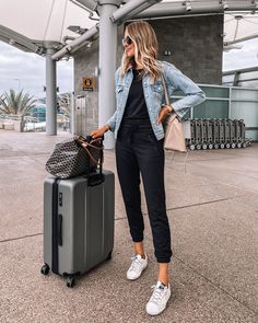 Golden Goose Outfit Summer, Comfy Airport Outfit Winter, International Flight Outfit, Banff Summer, Airport Outfit Spring, Comfortable Airport Outfit, Travel Style Airport, Casual Travel Outfit, Comfy Airport Outfit