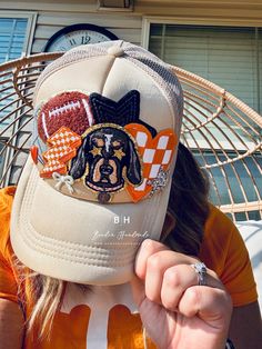 Stand out on game day in a beautiful Tennessee football themed Trucker Hat! 🧢How it works once you place an order for a hat, I will send you a message showing all the TN patches I currently have. You can choose 1-2 of those patches as your main patch. I will then start working on a design just for you using your 1-2 patches chosen along with filler patches (stars, hearts, bows, flowers, lighting bolts, etc) and send it to you for approval before pressing the patches on the hat.  Hat is high qua Tennessee Vols Outfit, Game Day Trucker Hat, Patch Hat Ideas, Diy Hats, Trendy Games, Patch Hats