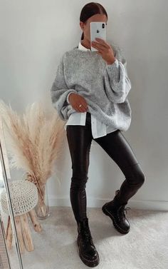 15 Cute Outfits I’m Wearing This Fall & Winter 2024 Vinter Mode Outfits, Look Legging, Winter Fashion Outfits Casual, Legging Outfits, Looks Street Style, Trendy Fall Outfits, Gray Sweater, Mode Inspo, Looks Chic