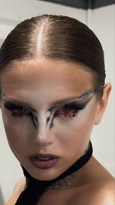 2023 Halloween Makeup, Halloween Makeup Looks 2023, Dragon Inspired Makeup, Halloween Makeup 2023, Avangard Makeup, Fallen Angel Makeup, Black Swan Makeup, Swan Makeup, Dragon Makeup