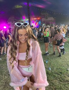 Matching Outfits Best Friend Rave, Pastel Festival Outfit, Girly Rave Outfits, Rave Outfits Cold Weather, Outfits Inspo For School, Curvy Festival Outfit, Pink Rave Outfits, Winter Rave Outfits Festivals, Cold Rave Outfits