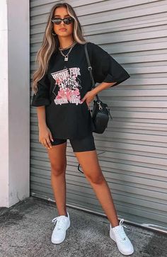 Tee Outfits, Graphic Tee Outfits, Bicycle Shorts, Trendy Summer Outfits, 2021 Fashion, Trendy Graphic Tees, Looks Black, Tee Outfit, Tshirt Outfits