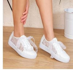 Hello ladies, This shoe is for you. Comfort and elegance all together. A product where you will spend your days like a dream with the harmony of lace. Heel length: 2 cm. Sneaker Wedding, Wedding Tennis Shoes, Bride Converse, Bride Sneakers, Bridal Converse, Expensive Wedding, Converse Wedding Shoes, White Bridal Shoes, Wedding Shoes Platform