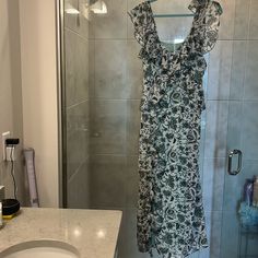 Never Worn, Tags Taken Off Before Trying On. Zara Midi Dress. Flutter Sleeves. Size L. Fits Loose Through Chest. Slit On Front. Pretty Gold Threading Through Out. Dress Flutter Sleeves, Zara Midi Dress, Gold Threads, Flutter Sleeves, Threading, Zara Dresses, Flutter Sleeve, Colorful Dresses, Midi Dress