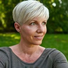 32. Sculpted Beauty Pixie Cut - Long Pixie Cut for Trendy Hairstyle Judy Dench Hair, Short Summer Haircuts, Long Pixie Cut, Layered Pixie Haircuts, Haircuts Trendy, Longer Pixie Haircut, Pixie Cut With Bangs, Summer Haircuts, Haircut Types