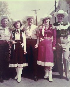 Patsy with friends, Winchester-Circa 1955 Cowgirl Baby, Vintage Western Wear, Patsy Cline, Western Costumes, Ranch Wear, Vintage Cowgirl, Cow Boy, 1940s Fashion, Cowboy And Cowgirl