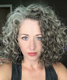 Curly Gray Hair Over 50 Curls, Curly Gray Hairstyles, Curly Grey Hairstyles, Kręcony Bob, Curly Silver Hair, Curly Gray Hair, Grey Hairstyles, Gray Hairstyles, Shoulder Length Curly Hair