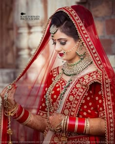 Bride Poses For Wedding, Wedding Pose For Bride, Marriage Poses Singal, Single Girl Wedding Shoot, Wedding Girl Posing, Dhulan Pic, Dhulan Wedding Photography, Wedding Single Poses