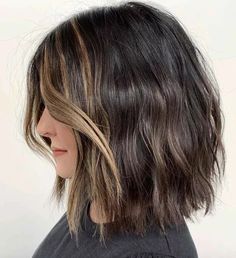 25 Layered Shoulder-Length Haircuts To Bring To Your Next Salon Visit Big Barrel Curls, Ash Gray Hair Color, Shoulder Length Layered Hair, Layered Lob, Curly Pixie Hairstyles, Barrel Curls, Short Hairdos, Short Brown Hair, Shoulder Hair