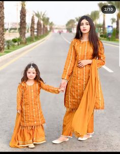 Kashmiri mother daughter matching dressing ideas# for party wear Twinning Outfits Mother Daughters Traditional, Mom Daughter Indian Outfits, Black Frock Design, Mother Daughter Same Dress, Mother Daughter Twinning Dresses, Mother Daughter Suits Punjabi, Mother Daughter Pakistani Dresses, Baby Girl Frocks Princesses, Mother Daughter Same Dress Pakistani