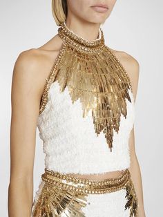 Wir stellen das Cleo Beaded Halter neck Tweed Crop Top vor, eine stilvolle und glamouröse Ergänzung Ihrer Garderobe.  Dieses Top bietet komplizierte Perlen verzierungen in cremefarbenem Weiß-und Goldton und verleiht Ihrem Outfit einen Hauch von Luxus.  Das Neckholder-Design und die hintere Reiß verschluss befestigung sorgen für eine komfortable und sichere Passform.
Mit seiner ärmellosen Silhouette und dem geraden Saum bietet es einen schicken und schmeichel haften Look.  Die abgeschnittene Läng Tweed Crop Top, Porto Rico, High Street Fashion, Gold Embellishment, Versatile Outfits, High Fashion Street Style, Tank Top Cami, White Crop Top, Cami Tanks