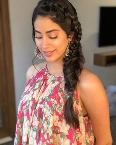 Indian Hairstyles Braid, Lehenga Hairstyles, Jhanvi Kapoor, Saree Hairstyles, Engagement Hairstyles, Easy Hairstyles For Medium Hair, Ethnic Hairstyles, Front Hair Styles, Hair And Beauty