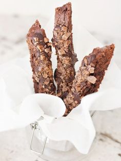 A decadent chocolate toffee biscotti recipe, topped with a generous drizzle of dark chocolate and a sprinkling of crushed toffee chocolate bars. Toffee Biscotti Recipe, Chocolate Toffee Bars, Italian Biscotti, Chocolate Biscotti, Toffee Chocolate, Toffee Bars, Biscotti Cookies, Biscotti Recipe, Toffee Bits