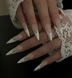 White Nails Stiletto, French Nails Stiletto, Stiletto Nails White, Stiletto Nails Ideas, Nail Art Stiletto, Belleza Aesthetic, Small Nails, Sharp Nails, White And Silver Nails