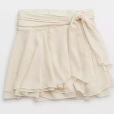 Aerie Chiffon Wrap Skirt Mini Ruffle Ivory Xxs New With Tags Retail Price: 49.95 Adjustable Tie/Bow 2 Button Holes To Secure Bought But Never Worn! Aerie Skirt, Chiffon Wrap Skirt, Skirt Chiffon, Fest Outfits, Quoi Porter, Chiffon Wrap, Tie Wrap, Color Vintage, Mode Inspo