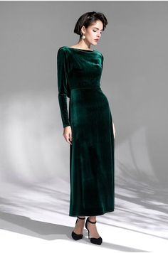 Chic and Timeless: 19 Formal Wedding Guest Dress Ideas for 2024 Green Velvet Dress Outfit, Green Velvet Gown, Velvet Dresses Outfit, Dark Green Velvet Dress, Dark Green Velvet, Formal Wedding Guest Dress, Velvet Dress Long, Bridesmaid Dresses Strapless, Velvet Bridesmaid Dresses