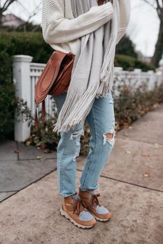 Sorel Boot Outfit, Boots Levis, Trendy Winter Boots, Outfits Mom, Simple Winter Outfits, Winter Mode Outfits, Winter Boots Outfits, Cozy Outfits, Winter Outfit Ideas