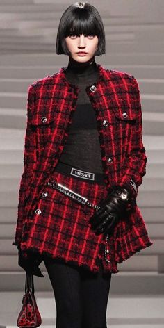 Chanel Plaid, Fall Winter Trends, Plaid Outfits, Fashion Revolution, Green Prom Dress, Winter Trends, Trends 2024, Gianni Versace, Photography Women