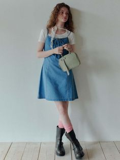 Casual Spring Suspender Dress With Tie Straps, Spring Denim Dress With Square Neck, Spring Square Neck Denim Dress, Spring Suspender Dress With Tie Straps And Square Neck, Casual Blue Suspender Dress With Adjustable Straps, Casual Dress With Bow Straps, Spring Sleeveless Denim Dress With Adjustable Straps, Sleeveless Denim Dress With Adjustable Straps For Spring, Casual Denim Dress With Adjustable Straps