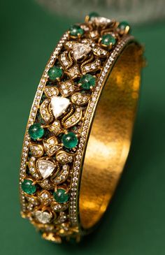 Vintage Indian Jewelry, Ancient Jewels, Victorian Jewellery, Diamond Bangles, Diamond Jewelry Set, Choker Designs, Bangles Gold, Bangles Design