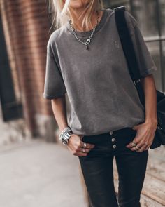 The Grey Embroidered Logo T-shirt – MIKUTA Grey Tshirt Outfit Woman, Gray T Shirt Outfit, Boho Rock Outfit, Grey Tshirt Outfits, Grunge Model, Casual Outfit Idea, Grey Tshirt, T Shirt Outfits, Boho Rock