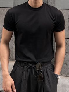 Black Tshirt Outfit, Full Black Outfit, Fashion Outfits Men, Black Outfit Men, Black Tees, Men Stylish Dress, Guys Clothing Styles, Round Neck Tees, Coffee Brown